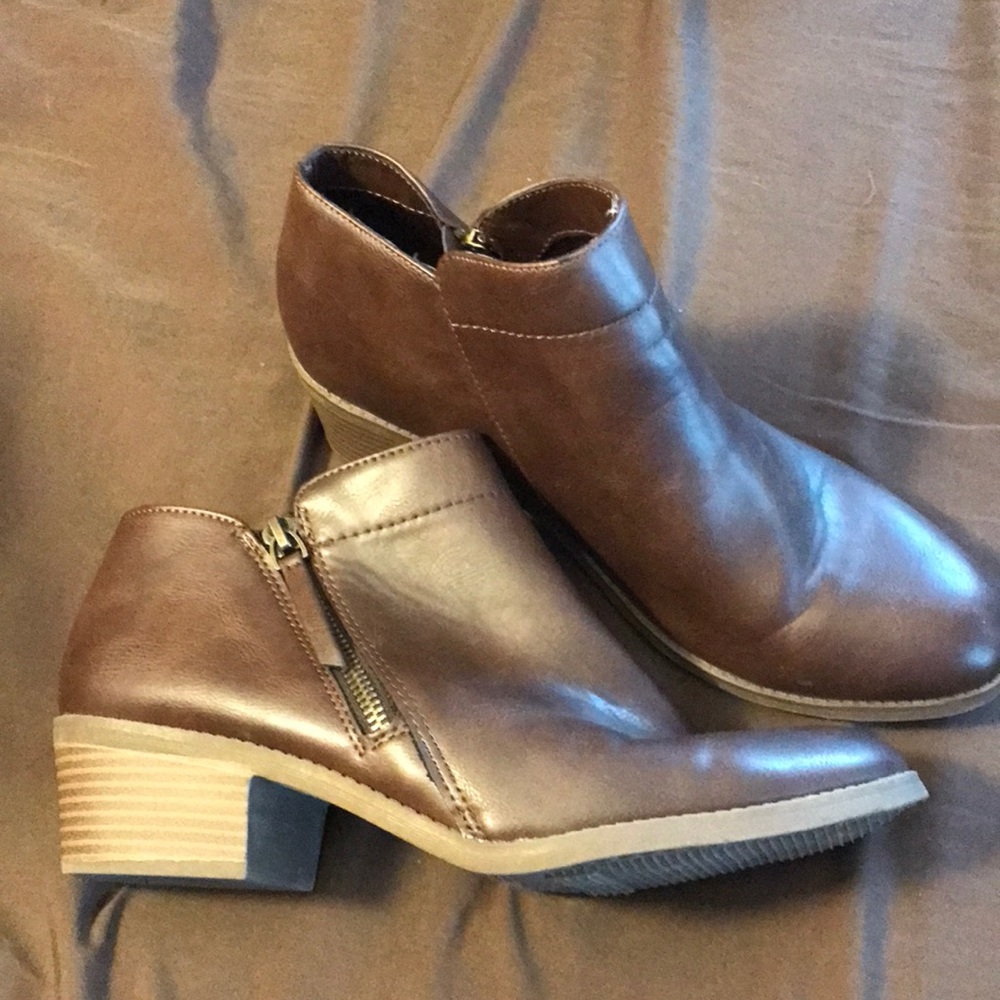 Time and Tru, womens size 8.5 Bootie, brown